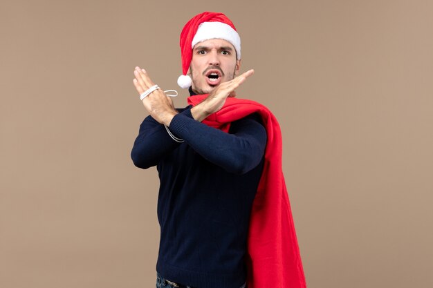 Macho joven de vista frontal con bolsa presente, vacaciones de navidad santa