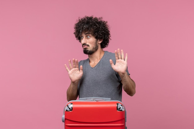 Foto gratuita macho joven de vista frontal con bolsa roja preparándose para el viaje en el espacio rosa