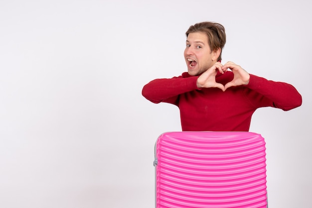 Foto gratuita macho joven de vista frontal con bolsa rosa sobre fondo blanco.