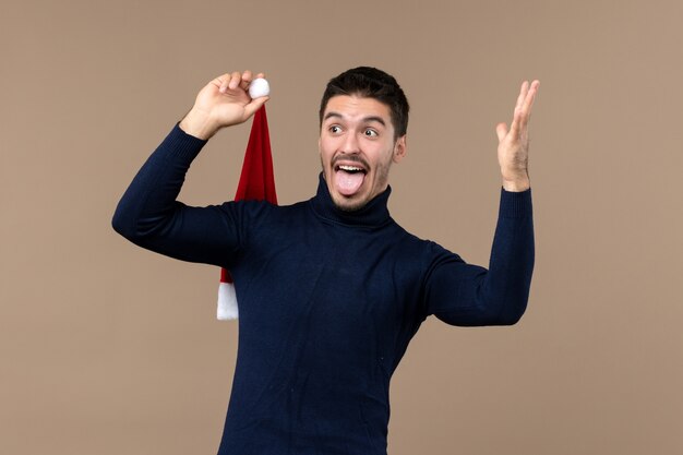 Macho joven de vista frontal con expresión emocionada, Navidad emoción Navidad