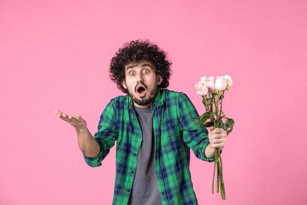 Macho joven de vista frontal con rosas rosadas en color rosa