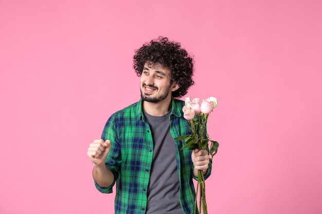 Macho joven de vista frontal con rosas rosadas en colores rosados