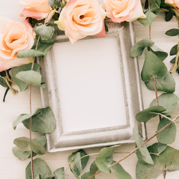 Foto gratuita maco blanco con flores y hojas