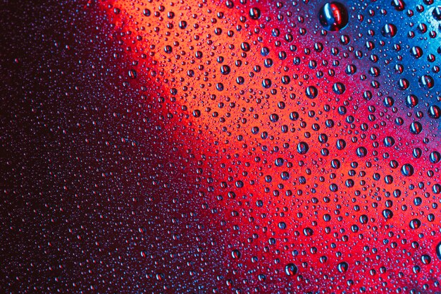 Macro abstracta gotas de agua en superficie brillante