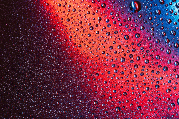 Macro abstracta gotas de agua en superficie brillante