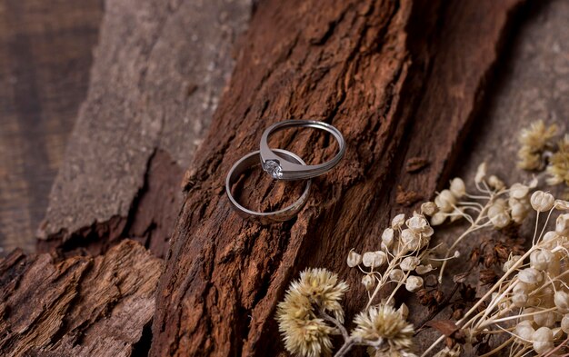 Madera y anillos de boda de vista superior