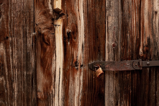 Madera antigua con superficie gastada y bisagra metálica y cerradura