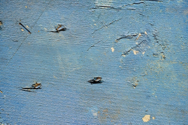 Madera azul con marcas de clavos