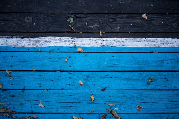 Madera oscura vintage, medio pintada en azul.