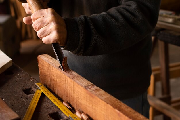 Madera de pulido de primer plano