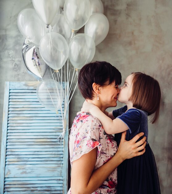 La madre abraza a su hija en la habitación