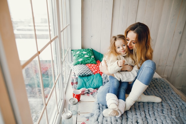 madre abrazando hija de bebé