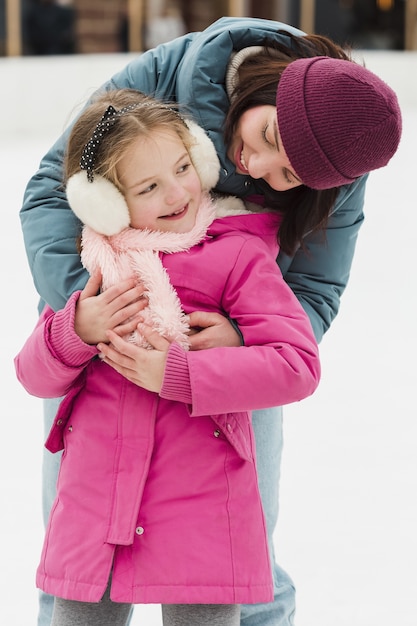 Foto gratuita madre abrazando a hija feliz