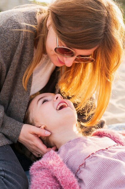 Madre abrazando a hija feliz