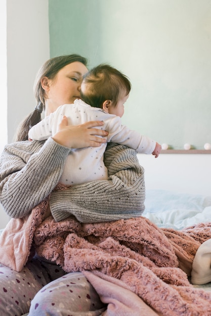 Madre abrazando lindo bebe