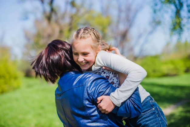 Foto gratuita madre abrazando a su hija feliz