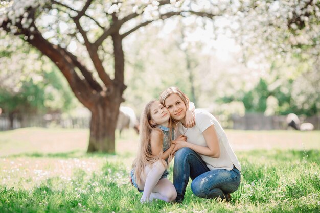 La madre abrazando a su hija en el parque