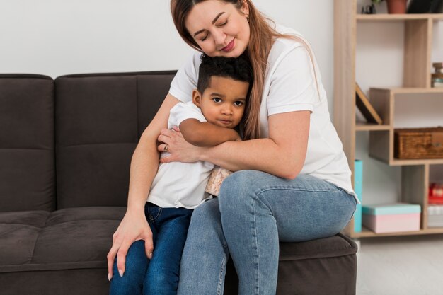 Madre abrazando a su hijo