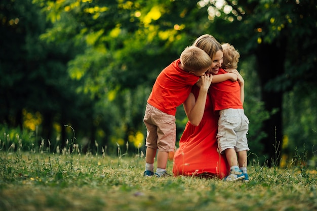 Madre abrazando a sus hijos