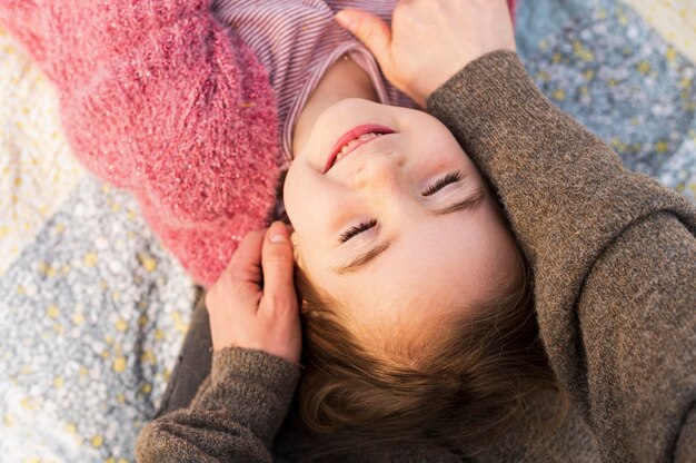 Madre abrazando la vista superior de la niña feliz