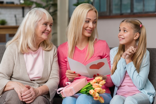 Madre y abuela están mirando a la linda chica