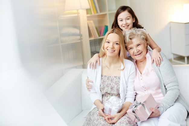 Madre y abuela con regalos