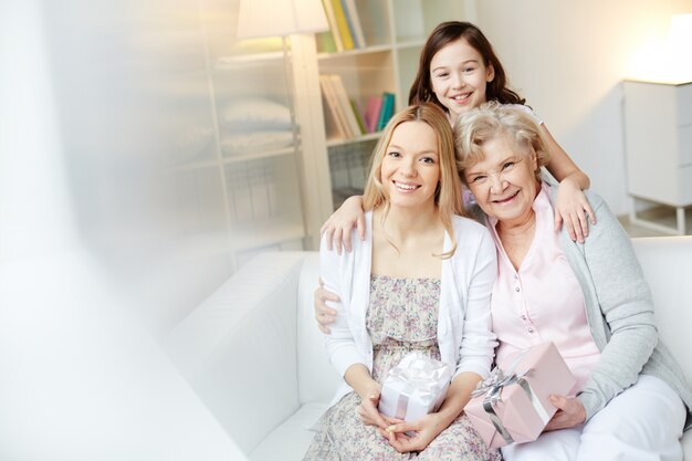 Madre y abuela con regalos