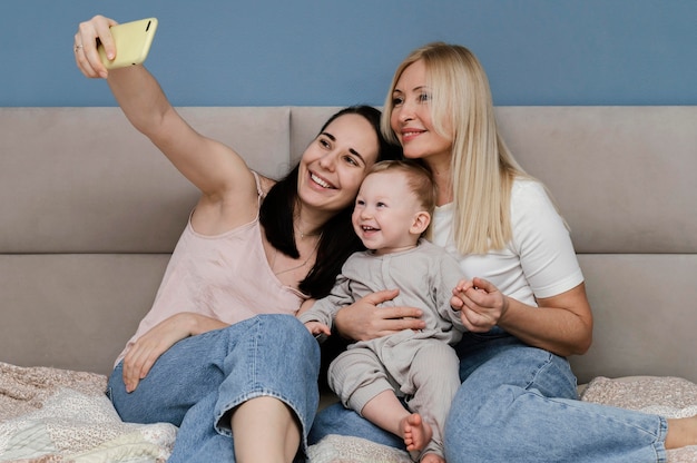 Madre y abuela tomando selfie con niño