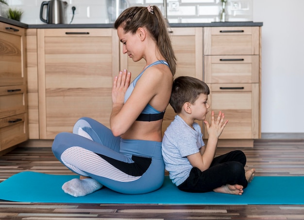 Foto gratuita madre activa entrenando junto con hijo