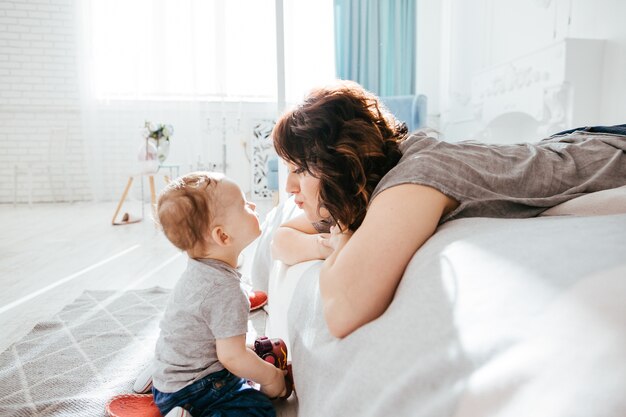 La madre admirando a su hijo