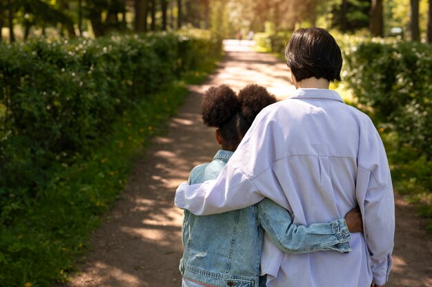 Madre adoptiva pasando tiempo con su hija