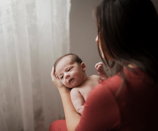 Madre con adorable bebé