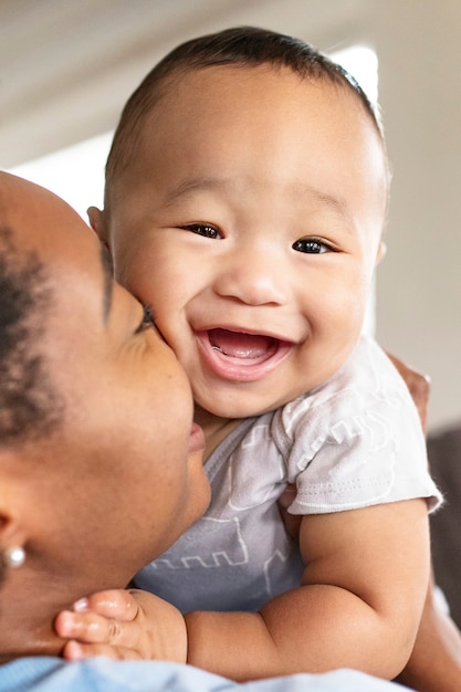 Madre afroamericana besando a su hijo