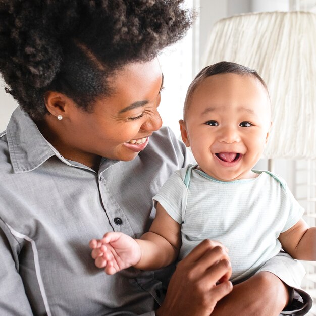 Madre afroamericana mirando a su hijo sonriendo