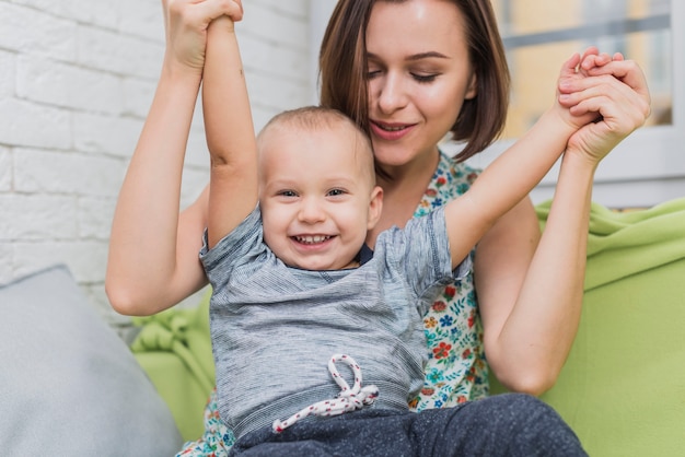 Madre alegre jugando con su hijo