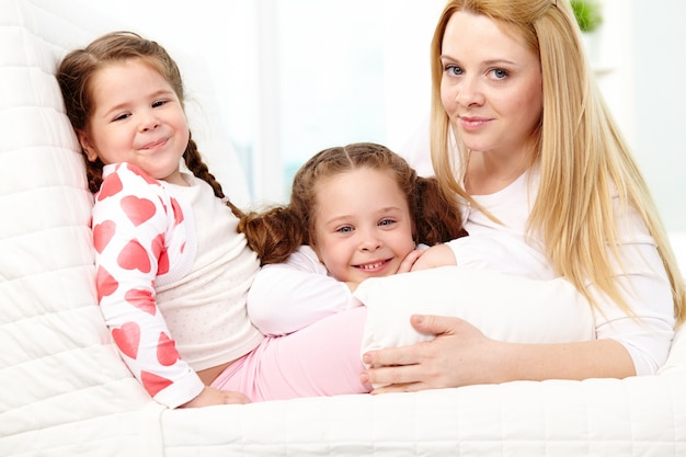 Madre alegre con sus hijas