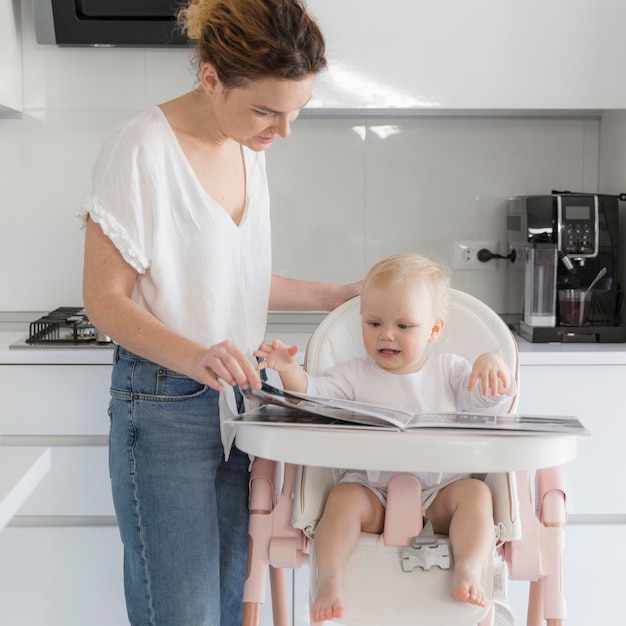 Madre alimentando adorable niña