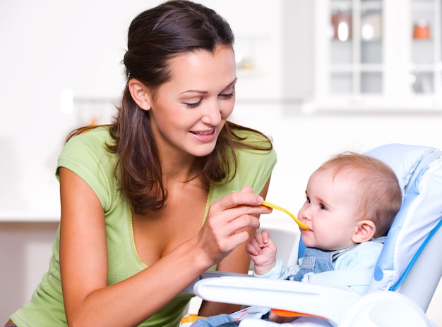 Madre alimentando bebé hambriento