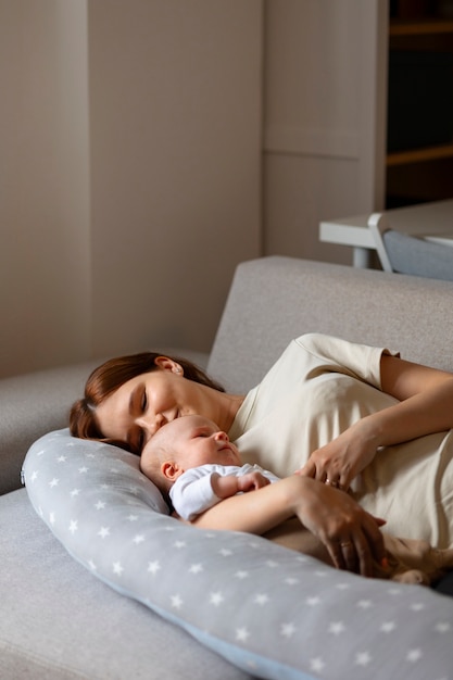 Foto gratuita madre de alto ángulo con bebé en casa