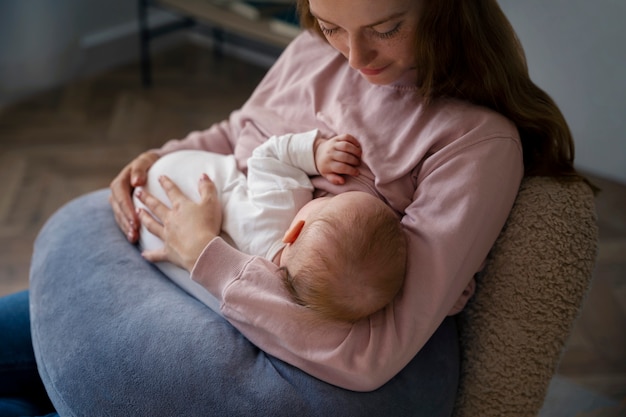 Foto gratuita madre de alto ángulo con lindo recién nacido