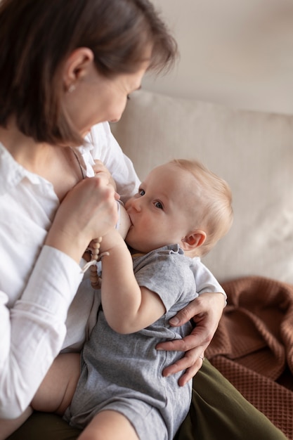 Foto gratuita madre amamantando a su bebé