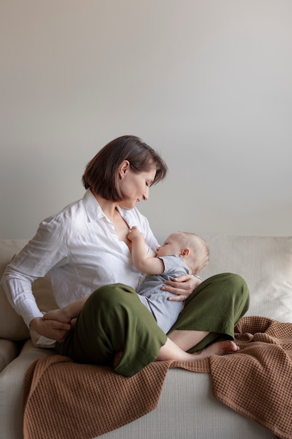 Madre amamantando a su bebé