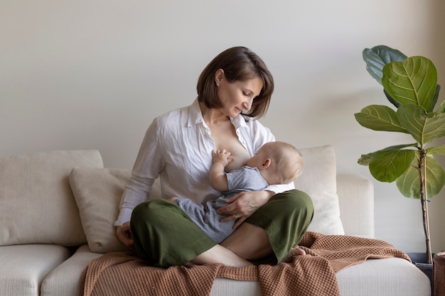 Foto gratuita madre amamantando a su bebé