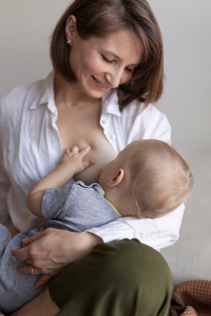 Madre amamantando a su bebé