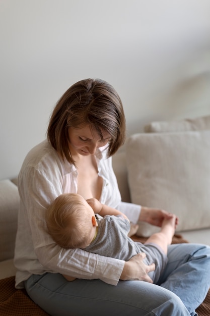 Madre amamantando a su bebé