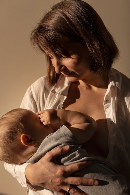 Foto gratuita madre amamantando a su bebé