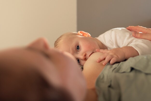 Madre amamantando a su bebé