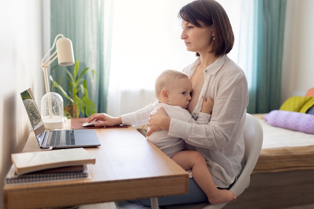 Foto gratuita madre amamantando a su bebé