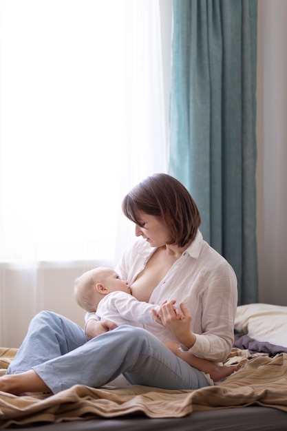 Foto gratuita madre amamantando a su bebé