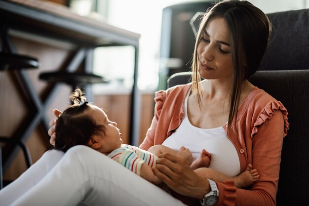 Madre amorosa disfrutando del tiempo que pasa con su hija en casa